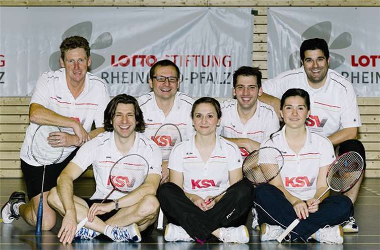 Erfolgreiche Oberligamannschaft der BSG Unkel-Linz: (Vorne) Martin Hoffmann, Shpresa und Blerina Bunjaku; (hinten) Udo Blümel, David Nohl, Uli Becker und Fernando Poyatos. Sven Heise