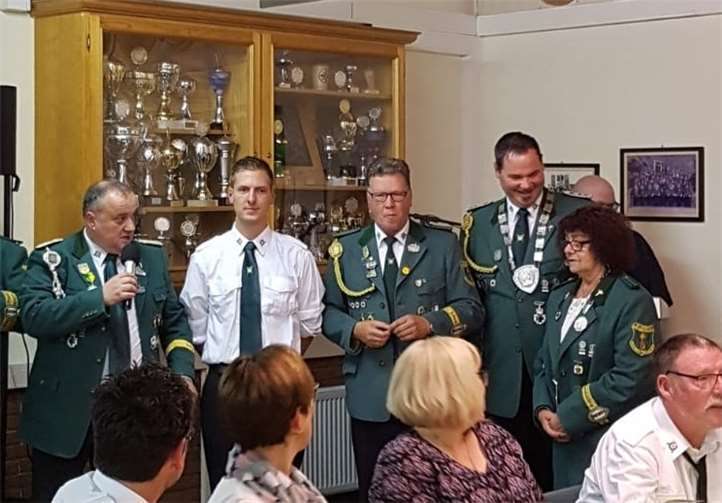 Erfolgreiche Pfänderschützen v.l.n.r. Bernd Rams (Schweif), Dirk Hamacher (Kopf), Norbert Schwarzbach (re. Flügel), Klaus Hennig Laubin (Rumpf und König) und Monika Kurtschied (li. Flügel und Vize-Königin). Fotos: privat