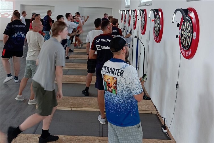 Erfolgreiche Premiere: 26 Darter spielten an acht Boards um den Turniersieg.