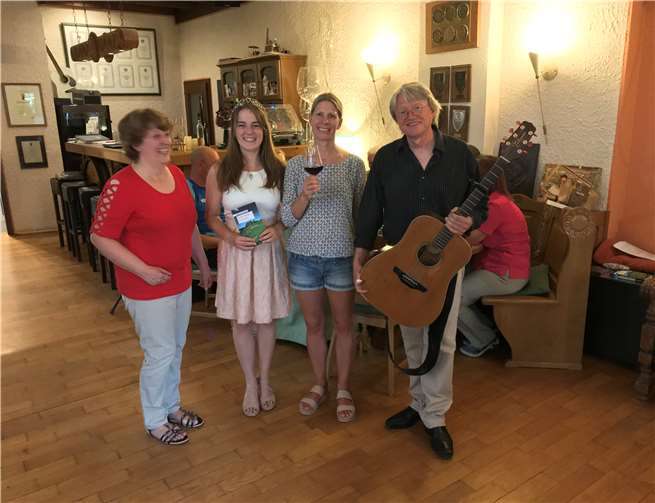 Erfolgreiche Premierelesung mit der (v.l.n.r.) Autorin Gabriele Keiser, Ahrweinkönigin Eva Lanzerath, Gastgeberin Michaela Wolff und Musiker Manfred Pohlmann. Foto: privat