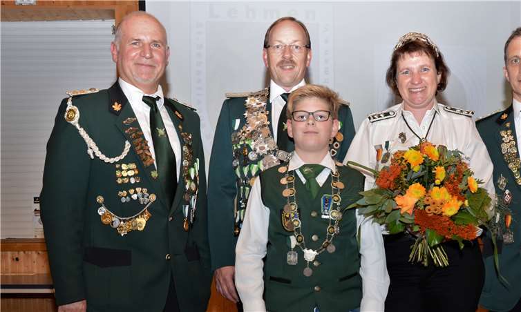 Erfolgreiche Schützen (von links): Wolfgang Gaida (Zweiter Vorsitzender), Horst und Silke Kray, Brudermeister Uwe Schmidt und Vincent Schrade (vorn).privat