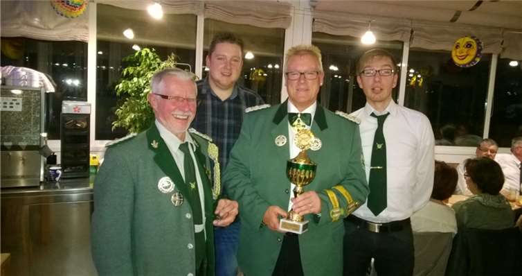 Erfolgreiche Schützen waren v.l. Werner Roth, Vereinsmeister Sven Schmitt, Wanderpokalsieger Eugen Schmitt und Björn Faßbender.