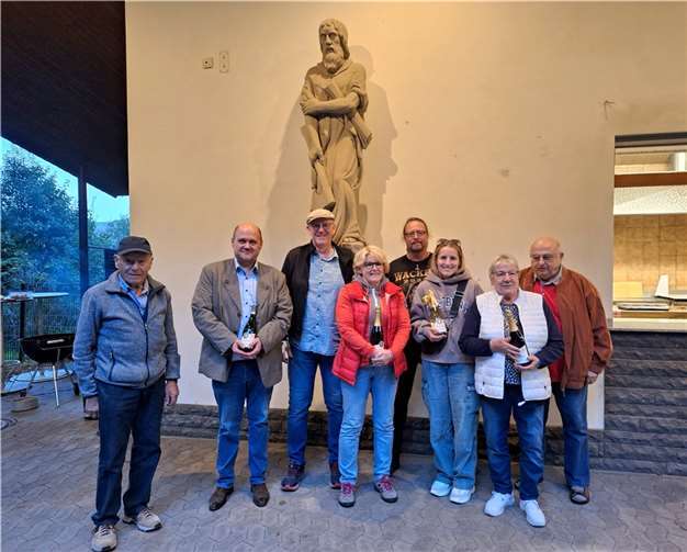 Erfolgreiche Schützinnen und Schützen auf den Damen- und Herrenadler, gestiftet von König Boris Laux (4.v.re.). Foto: Martin Schnitker