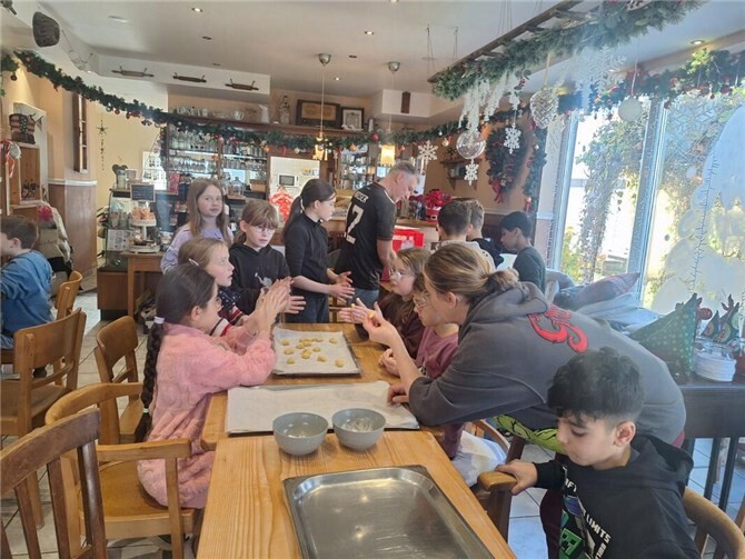 Erfolgreiche Schulaktion: Plätzchen und Punsch für den guten Zweck. Fotos: GS Polch