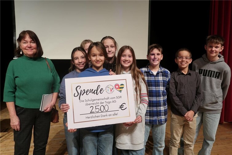Erfolgreiche Spendenaktion beim Weihnachtsmarkt des Gymnasiums.  Foto: Claudia Spittel