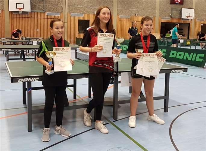 Erfolgreiche Spielerinnen: Marisa Schürer (Mitte) belegte den ersten Platz bei den Mädchen, Lamija Sehic (rechts) den zweiten Platz bei den B-Schülerinnen und Celine Königs den dritten Platz.privat