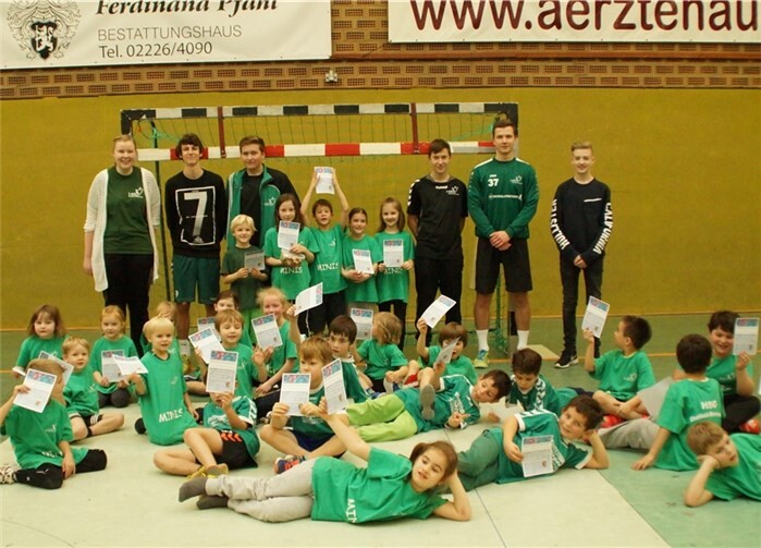 Erfolgreiche Sportlerinnen und Sportler mit ihren Urkunden. privat