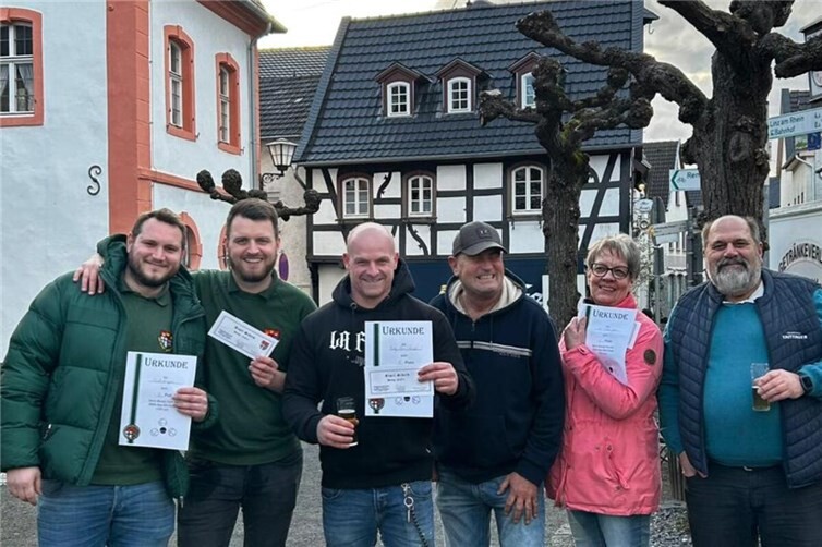 Erfolgreiche Teams beim Boule-Turnier freuen sich über ihre Auszeichnungen mit Urkunden und „Erpel-Gutscheinen“. v.l.: Tim Schmitz & Philip Marx (3. Platz), Daniel Hösel & Richard „Richie“ Klein (1. Platz) und Martina & Andreas Schwager (2. Platz)