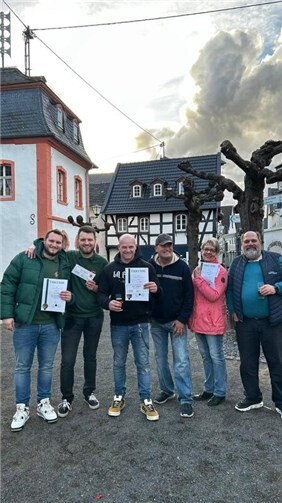 Erfolgreiche Teams beim Boule-Turnier freuen sich über ihre Auszeichnungen mit U...
