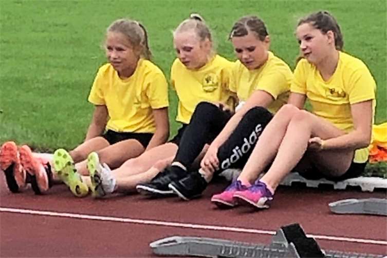 Erfolgreiche Teilnahme der Leichtathletik-Mehrkämpferinnen beim Blockwettkampf. Fotos: VfL Waldbreitbach