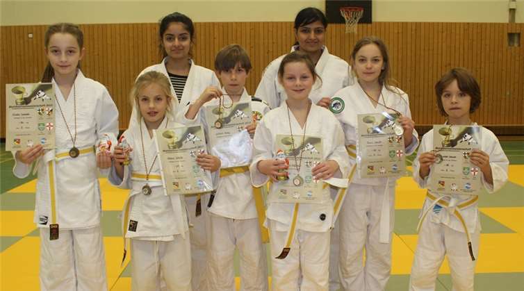 Erfolgreiche Teilnahme (v.l.): Emilia Scheibel, Melina Schäfer, Moisha Kumar, William Hans König, Rebecca Hoffmann, Adarsh Rai, Laura Schruhl und Maximilian Schwier. privat