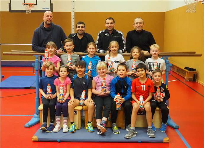 Erfolgreiche Turner und Turnerinnen der Klassenstufe drei.