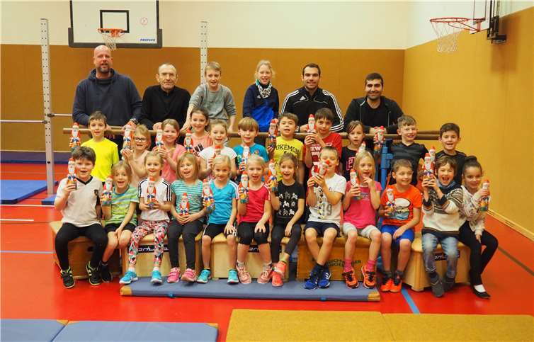 Erfolgreiche Turner und Turnerinnen der Klassenstufen eins und zwei. privat