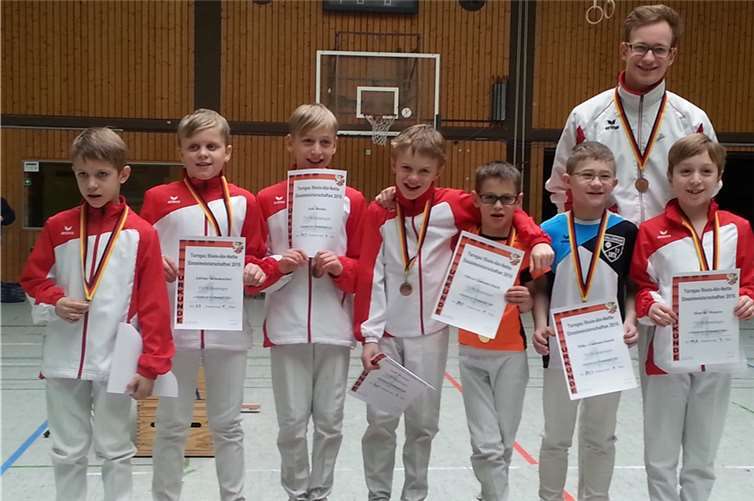 Erfolgreiche Turner (v.l.): Christian Schmitt, Adrian Schumacher, Jan Broda, Falk Brenner, Oliver Gummersbach, Mike Gummersbach, Hendrik Maurer und hinten Jens Winterhagen. privat