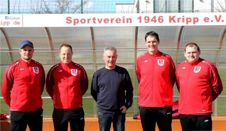 Erfolgreiche Vertragsverlängerung: Marc Göttlicher, Oliver Küster, Klaus Krämer, Andreas Beyer und Harald Mittnacht (v. li.).Foto: SV Kripp