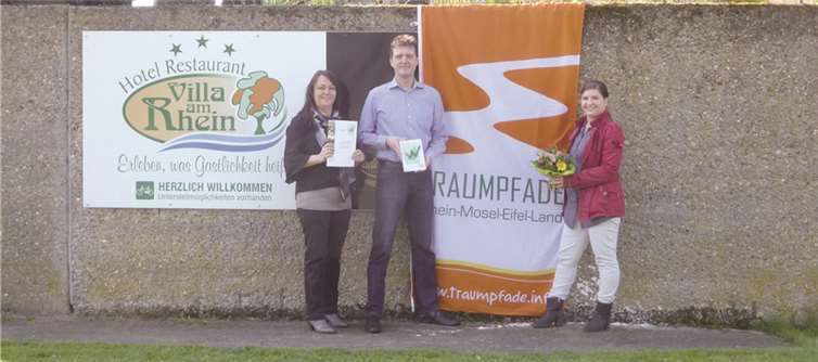 Erfolgreichen Zertifizierung Qualitätsgastgeber „Wanderbares Deutschland“ des Hotels „Villa am Rhein“ Andernach, (v.l.) Nicole Pfeifer, Rhein-Mosel-Eifel-Touristik (REMET), Markus Fogolin, Hotel „Villa am Rhein“, Kristina Neitzert, Andernach.net GmbH.  Privat