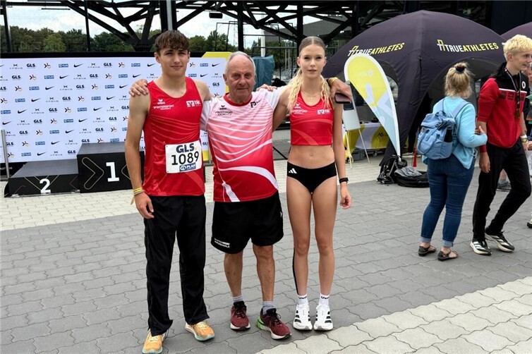 Erfolgreicher Auftritt bei den Deutschen U23/U18-Meisterschaften in Bochum-Wattenscheid: Trainer Winfried Wirth freut sich gemeinsam mit den DJK-Athleten Philipp Veit und Franziska Schulz, die jeweils Rang fünf der deutschen U18-Besten über 800 Meter erreichten.