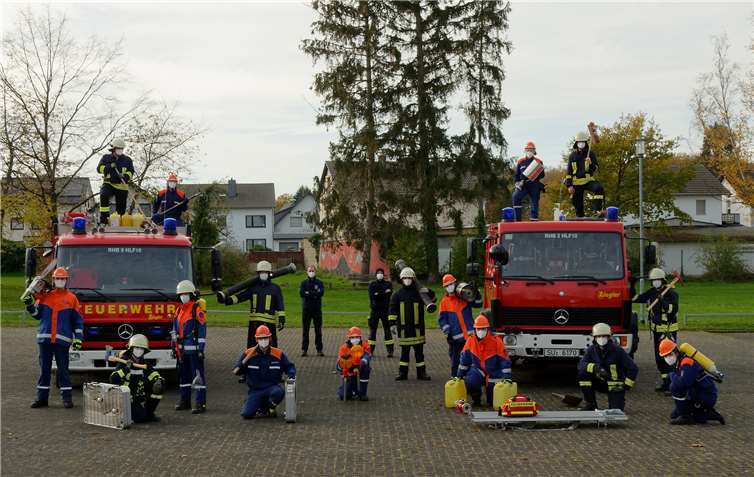 Erfolgreicher Lehrgangsabschluss: 16 Teilnehmende haben das Modul 3 der Feuerwehr-Grundausbildung bestanden. Foto: Feuerwehr Rheinbach