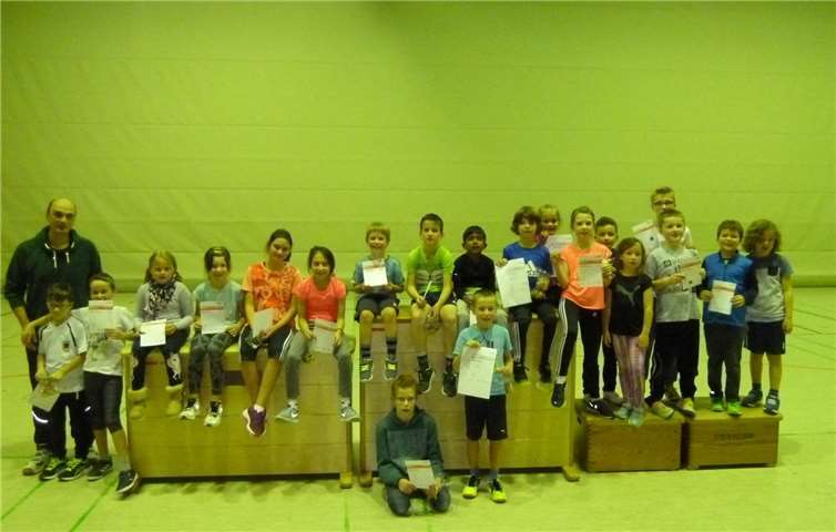 Erfolgreicher Leichtathletik-Nachwuchs mit Trainer Andreas Höwer (Nicht auf dem Foto: Trainerin Heike Eisele).