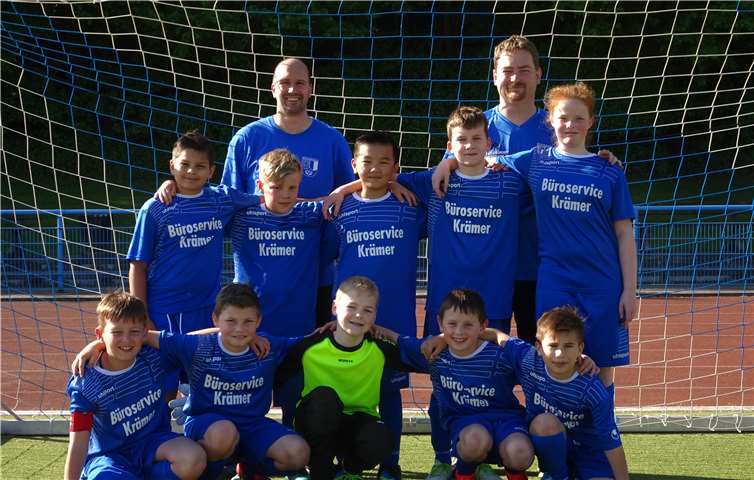 Erfolgreicher als in der Orientierungsrunde sind die E-Junioren von Mike Huber (l.) und Thomas Rinke (r.) in Frühjahrsrunde unterwegs. Über ihre aktuellen Erfolgserlebnisse haben sie daher besser lachen. Privat