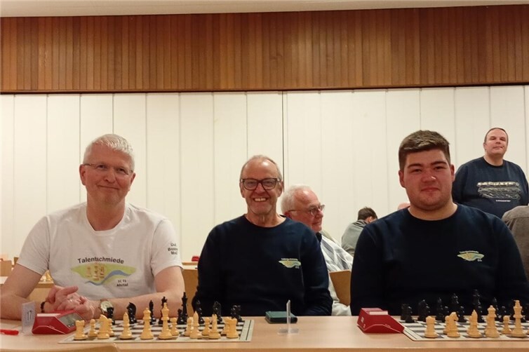 Erfolgreiches Blitz-Duo der Talentschmiede; RP-Qualifikant J. Köhler (r.), ein hochzufriedener Trainer T. Kammer (l.)und Vorsitzender R. Kaufmann (M.)