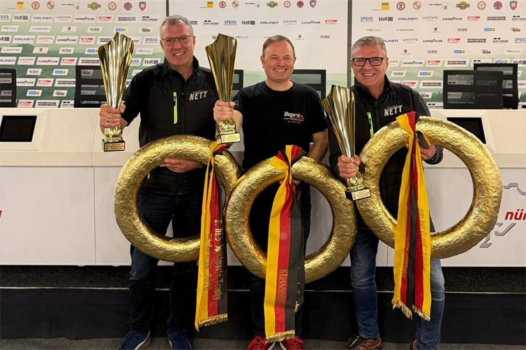 Erfolgreiches NLS Saisonfinale mit einem Klassensieg für Achim Nett, Christoph Dupré und Jürgen Nett (v.r.n.l.)