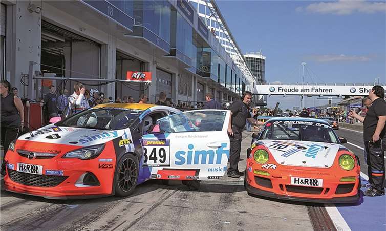 Erfolgreiches Rennen für Raceunion Teichmann Racing die sich mit dem Opel Astra OPC Rang 1 und dem Porsche Rang 3 in den Klassenwertungen sicherten.