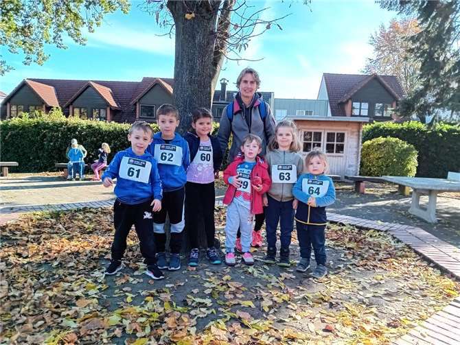 Erfolgreiches Team: Erzieherin Stephanie Schurz mit den Läuferinnen und Läufern der Kita Löwenzahn. Foto: Stadt Meckenheim