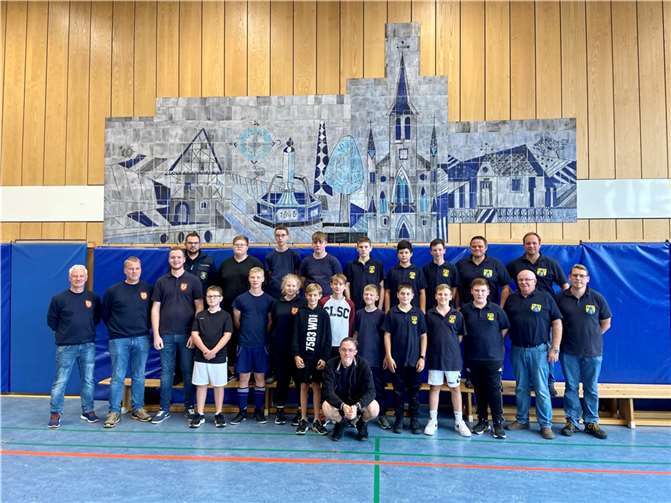 Erfolgreiches Wochenende für die Jugendfeuerwehren Goddert und Nordhofen. Mit den Kids freuen sich die Betreuer und Wehrleiter Tobias Haubrich.  Foto: VG Selters