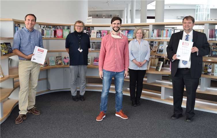 Erfolgreichste Lesesommer-Schulen 2020 ausgezeichnet: v.li. Peter Degen (Grundschule Güls), Thomas Koch (StadtBibliothek), Simon Fischer, Melanie Spieker (beide StadtBibliothek), Dr. Frank Zimmerschied (Max-von-Laue Gymnasium).Quelle: Stadt Koblenz