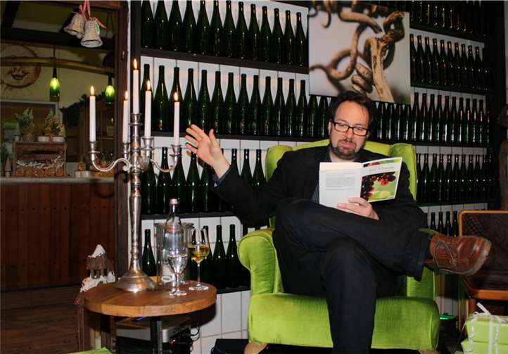 Erfolgsautor Carsten Sebastian Henn aus Köln las im Ernster Weingut Göbel-Schleyer vor.TE