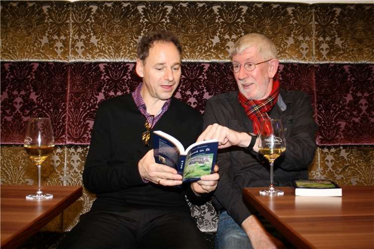 Erfolgsautor Peter Friesenhahn (li.) stellte im Kultur-Café Germania seinen neuen Kriminalroman „Mord in Öl“ vor. Herbert Budweg machte sich hierzu seine „kulinarischen Gedanken“.TE