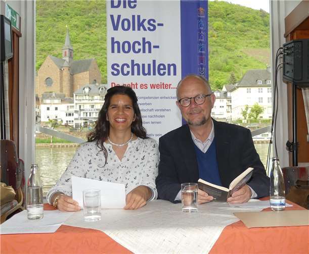 Erfolgsautor Ralf Kramp und Dr. Carolin Gilbaya präsentierten humorvolle Mordgeschichten.Foto: TE