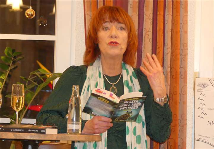 Mordermittlungen im Dreiländereck der Schnee-Eifel Erfolgsautorin Martina Kempff stellte im Cochemer Kulturcafé Germania ihren neuen Eifel-Krimi vor.Foto: TE