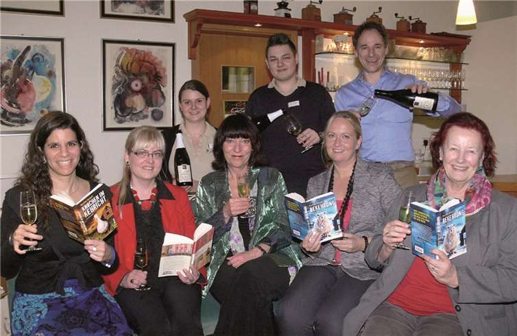 Erfolgsautorin Martina Kempff stellte im Cochemer Hotel Café Germania ihren neuen Eifelkrimi mit dem Titel „Bekehrung“ vor.TE