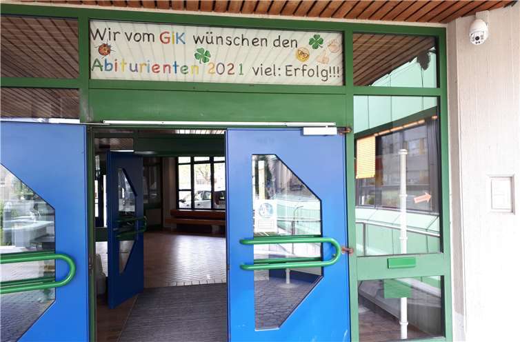 Erfolgswünsche beim Eintritt zu den Abiturprüfungen. Foto: privat