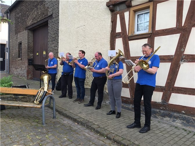 Erfreulich viele Karweilerinnen und Karweiler kamen am 1. Mai zum abendlichen Dorftreff zum „Justen“ und wurden vom Karweiler Musikverein mit Frühlingsliedern begrüßt. Foto: privat