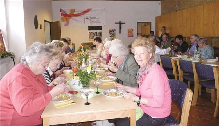 Erfreulich viele Mitbürger hatten den Weg zum diesjährigen Fastenessen der kfd Löf gefunden. privat