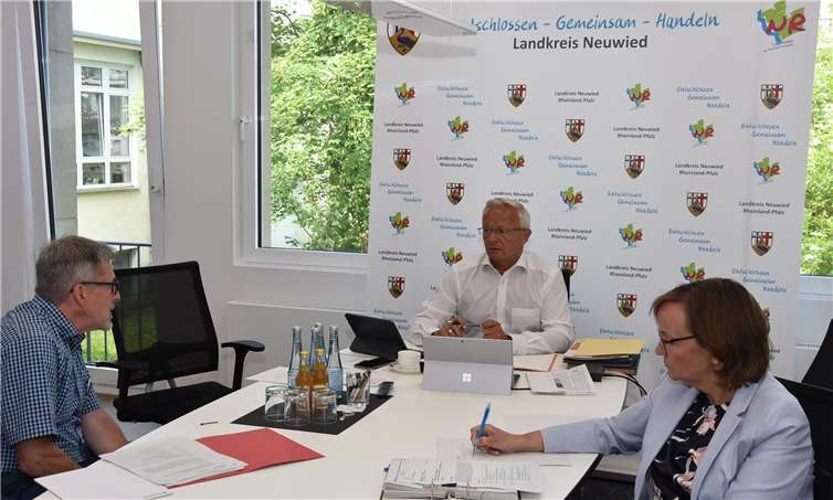 Erfreuliche Nachrichten gab es kürzlich für Landrat Achim Hallerbach aus dem Bundesministerium für Ernährung und Landwirtschaft. Mit bis zu 200.000 Euro wird das Klöckner-Ministerium ein Digitalprojekt des Landkreises unterstützen und zwar im Rahmen des bundesweiten Modellvorhabens „Smarte.Land.Regionen“. Das Foto zeigt Achim Hallerbach (Mitte) im Gespräch mit Kerstin Schwanbeck-Stephan (rechts) und Ingo Becker (beide Kreisverwaltung Neuwied) während der Teilnahme an einem digitalen Informationsworkshop des bundesweiten Modellvorhabens.Foto: Kreisverwaltung Neuwied