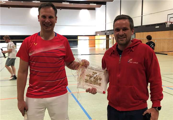 Erfreuliche Standesnachrichten beim SV Unkel: die beiden Hochzeiter Daniel (links) und Robert wurden von ihren Sportfreunden beglückwunscht. Foto: privat