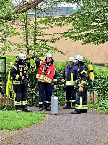 Erfreulicherweise erwartete die Feuerwehr auch in diesem Jahr, als der „Alarm“ einging und sie zum Kindergarten ausrückten, viele Kinder aber auch Eltern und begeisterte Zuschauer, was die Wehrleute wirklich besonders positiv überraschte. Fotos: Thorsten Wagner