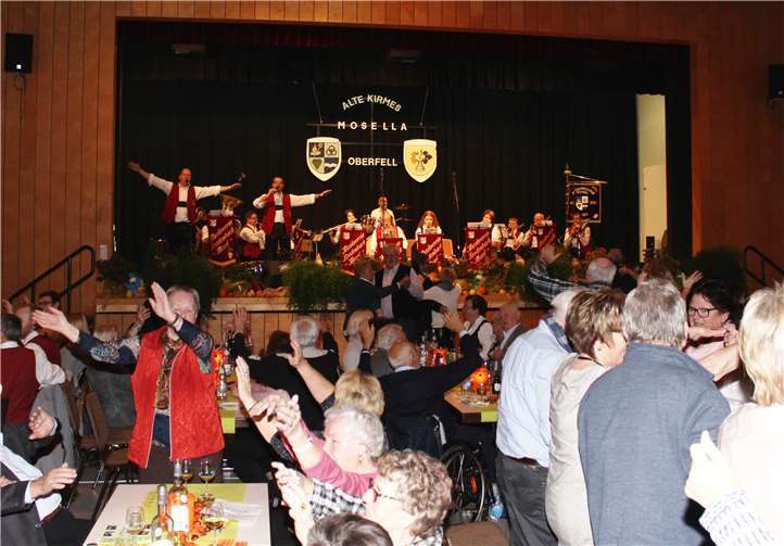 Erfreulicherweise wird auch der Musikverein Brodenbach stimmungsvoll aufspielen und das Publikum zu bester Laune und Tanz animieren. Privat