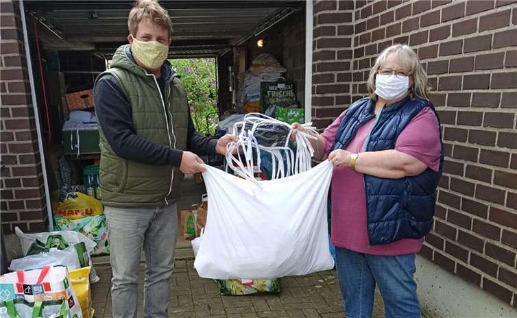 Erfreut nahm Patrick Book, Mitarbeiter des HoT von Petra Fix die gespendeten Mund-Nasenmasken für die Hilfe nach Stara Zagora entgegen.Foto: Privat