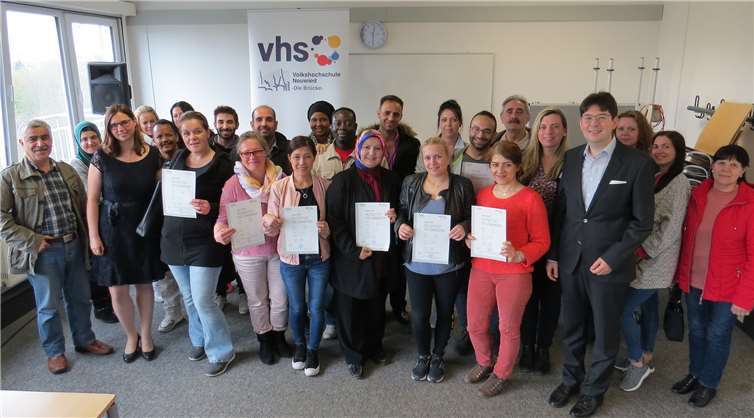 Erfreut nahmen die Teilnehmer des Integrationskurses im Beisein von Bürgermeister Michael Mang und Lehrkräften der VHS ihre Zertifikate entgegen. Auch künftige Absolventen waren bereits anwesend.privat