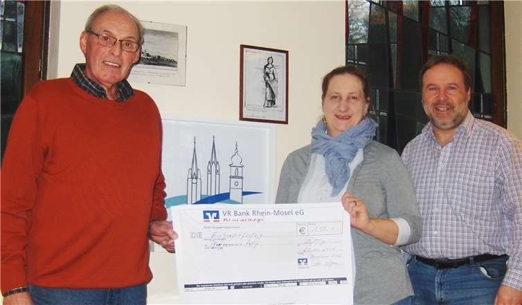 Erfreut nimmt Monika Sattler, Vertretung aus dem Pfarrgemeinderat, den Scheck der FWG in Empfang. FWG Saffig