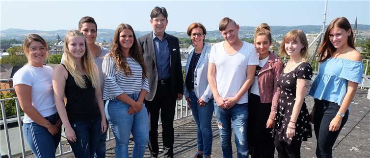 Erfreut sind Bürgermeister Michael Mang und die städtische Gesamt-Kita-Leiterin Anke Dierdorf darüber, dass sich mit Sebastian Hof (4.v.re.) und Marouan Dillenberger (3.v.li.) auch zwei junge Männer für die Erzieherausbildung entschieden haben. Des Weiteren im Bild (v.li.): Julia Schener, Michelle Lütgens, Julia Dyck, Laura Bargs, Yasmin Zeller und Nicolina Haas.Privat