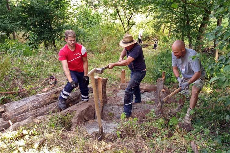 Erfreut stellten Natur- und Heimatfreunde fest, dass die Quelle trotz der trockenen Witterung und anhaltenden Dürre einen kontinuierlichen, kühlen Wasserfluss hervorbringt.. Foto: Natur- und Heimatfreunde Maxsain/Zürbach e.V.