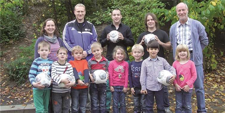 Erfreut über die Spende von sechs neuen Fußbällen sind h.v.l. Ragna von Restorff, Mario Hering, Pascal Schleich, Stefan Ginsheimer und Thomas Bittner mit Kindern der Projektgruppe. privat