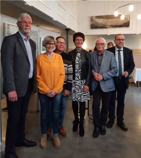 Erfreut über die gelungene Ausstellungseröffnung waren von links nach rechts Ortsbürgermeister Rolf Hans, Elisabeth Hilger, Walter Hilger, Petra Schneider MdL, Richard Keuler und Bürgermeister Johannes Bell.  Foto: Gisela Reichrath