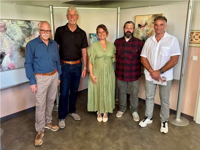 Erfreut über die gelungene Ausstellungseröffnung waren (v.l.): Richard Keuler, Rolf Hans, Ortsbürgermeister Niederzissens und 1. Beigeordneter der VG Brohltal, Viktoria Rico Gómez, Dominic Rico Gómez und Ortsbürgermeister Günter Dietzler aus Königsfeld  Foto: Detlef Wittke